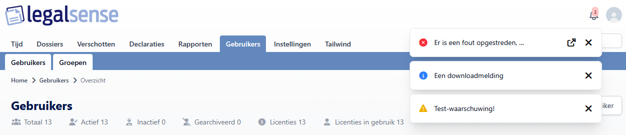 Meldingen-popover met drie meldingskaarten, elk met een X-icoon om weg te klikken.