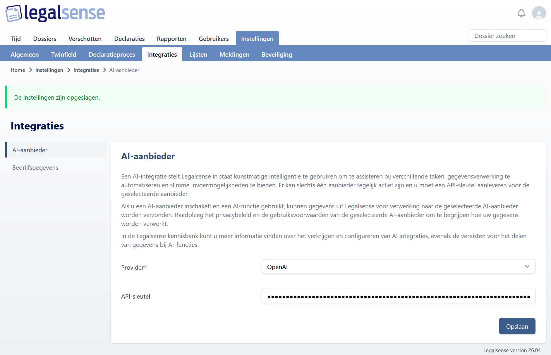 De pagina AI-providerinstellingen in Legalsense op het tabblad Integraties, met het configuratieformulier voor de AI-provider met OpenAI geselecteerd, het API-sleutelveld ingevuld en een melding dat de instellingen zijn opgeslagen.