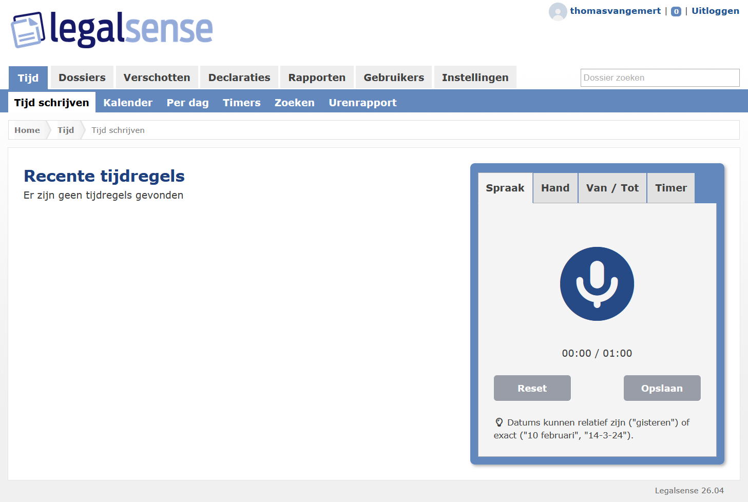De pagina Tijd schrijven in Legalsense met het tabblad Spraak in het invoergedeelte, met de microfoonknop, timer, knoppen Opnieuw instellen en Opslaan, en daaronder een tip die uitlegt dat gesproken datums relatief of exact kunnen zijn.
