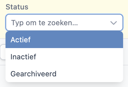 Een geopend Status-selectieveld met de placeholdertekst 'Typ om te zoeken...' en de opties Actief, Inactief en Gearchiveerd.