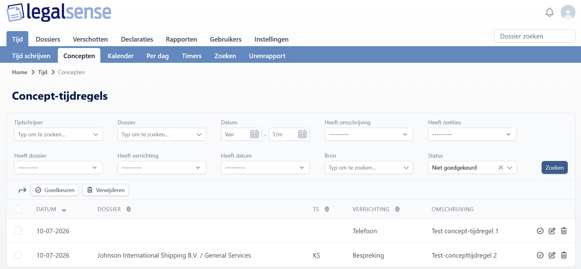 De pagina Concept-tijdregels onder Tijd schrijven, Concepten, met een rij filters, de bulkactieknoppen Goedkeuren en Verwijderen, en een lijst met concept-tijdregels met sorteerbare kolommen voor datum, dossier, tijdschrijver, verrichting en omschrijving.