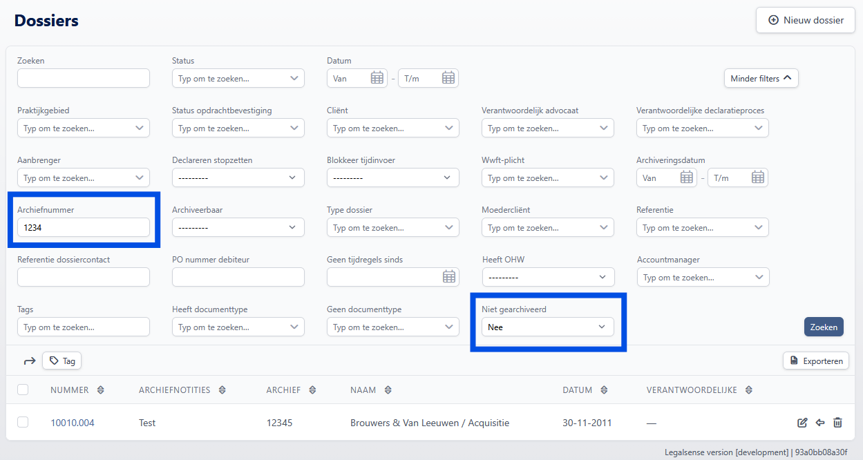 De dossierlijst met het gedeelte Meer filters uitgeklapt, waarin het veld Archiefnummer een waarde bevat en het filter Niet-gearchiveerd op Ja staat, met daaronder een overeenkomend dossier in de resultaten.