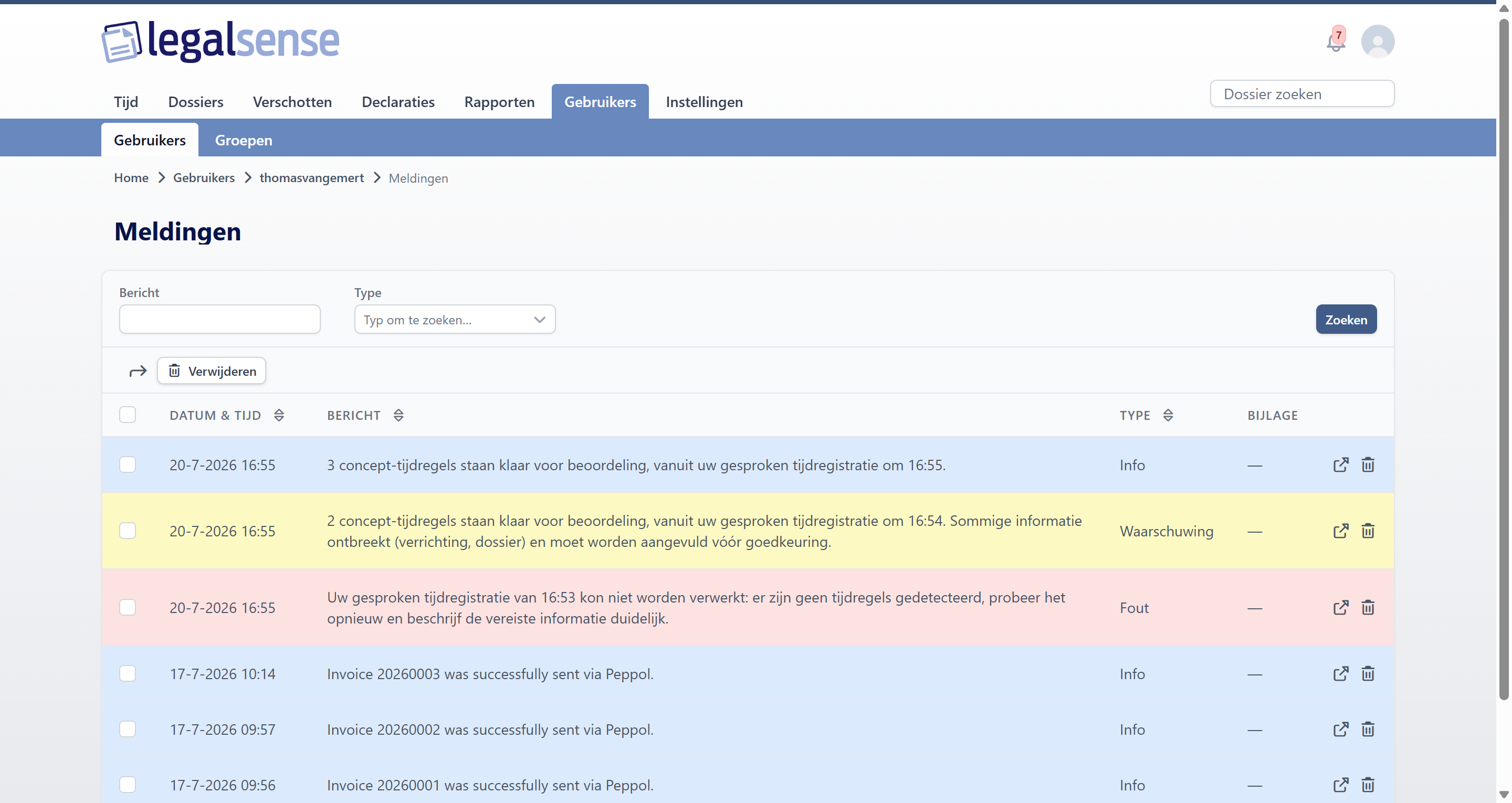 De pagina Meldingen in Legalsense met drie meldingen voor gesproken tijdregistratie: een blauwe Info-melding dat concept-tijdregels klaarstaan ter beoordeling, een gele Waarschuwing dat sommige informatie ontbreekt en moet worden aangevuld vóór goedkeuring, en een rode Fout-melding dat de opname niet kon worden verwerkt.