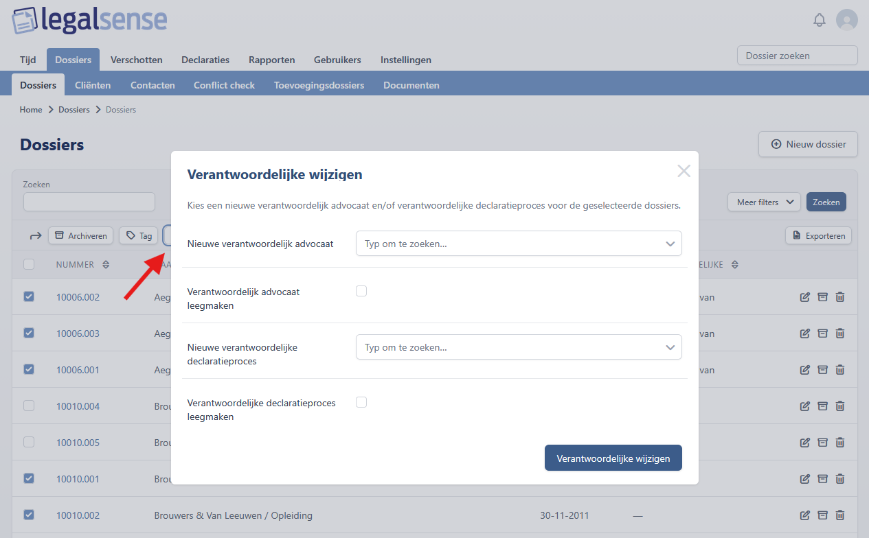 De dossierlijst met meerdere dossiers geselecteerd en daarover het geopende dialoogvenster Verantwoordelijke wijzigen. Het dialoogvenster bevat een veld Nieuwe verantwoordelijk advocaat met daaronder het selectievakje Verantwoordelijk advocaat leegmaken, een veld Nieuwe verantwoordelijke declaratieproces met het selectievakje Verantwoordelijke declaratieproces leegmaken, en een knop Verantwoordelijke wijzigen. Een pijl wijst naar het pictogram voor verantwoordelijken in de balk met bulkacties boven de lijst.