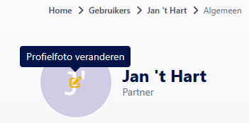 De bovenkant van de pagina van een gebruiker, met het kruimelpad Home, Gebruikers, Jan 't Hart, Algemeen. De avatar met initialen staat naast de naam en de rol, met een bewerkpictogram over de avatar en een tooltip met de tekst Profielafbeelding wijzigen.